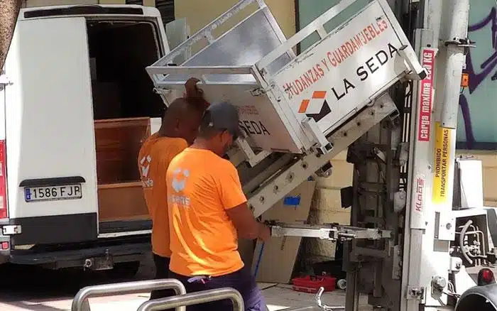 Grúa montamuebles 1 Grúa elevadora para mudanzas en Albacete